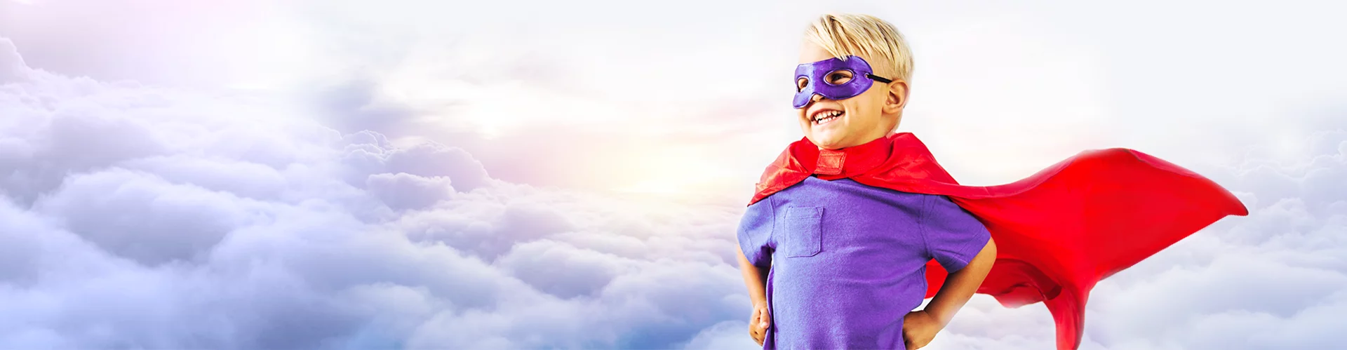 Imagem de criança com capa de super herói