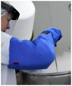 Imagem de funcionária especialista da CordVida manipulando as amostras armazenadas no tanque